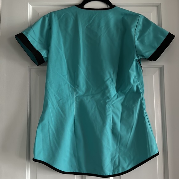 Women’s Scrub Top- NrG by Barco - Picture 3 of 3